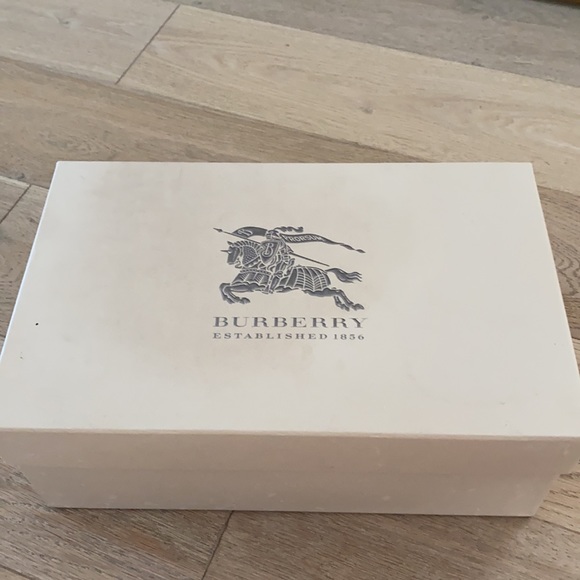 New Burberry Pumps size 35.5 - Picture 5 of 6